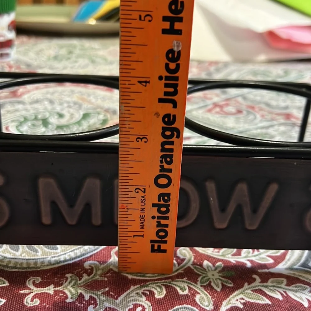 Raised cat bowls stand
